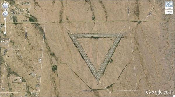 <p>5. Arizona ortasındaki bu büyük üçgen (33.747252, -112.633853) Wittmann, Arizona, ABD</p>