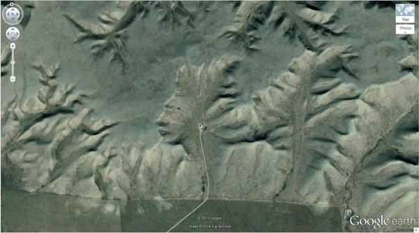<p>6. Dağlarda bulunan “The Badlands Guardian” (50° 0’38.20″N 110° 6’48.32″W) Walsh, Alberta, Kanada</p>