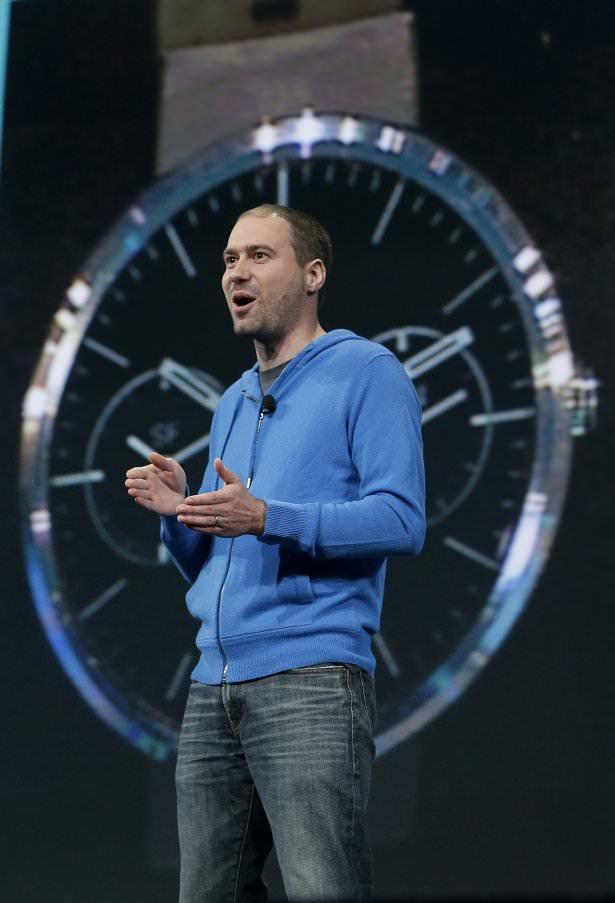 <p>Kullanıcıların saate doğru konuşarak sesli arama yapabilmesini olanaklı kılan Android Wear’da okunan ve kaldırılan bildirimler otomatik olarak telefon ekranlarından da kalkacak. Telefona gelen aramaları eş zamanlı olarak saate de aktaracak olan Android Wear ile kullanıcılar saatleri ile çağrı kabul edebilecek veya çağrıyı reddedebilecek. Bunun yanı sıra kullanıcılar rahatsız edilmek istemedikleri zamanlarda saat ekranında yukarıdan aşağıya doğru kaydırma yaparak “rahatsız etme” modunu etkinleştirebilecek ve bildirim gelmesi kesilebilecek. </p>