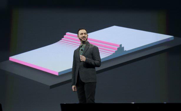 <p><strong>ANDROID’IN ÇEHRESİ DEĞİŞİYOR: İŞTE KARŞINIZDA ANDROID L</strong><br />
<br />
Etkinliğin ikinci bölümünde Chrome ve Android platformlarının arabirimlerini bir araya getiren akıllı tasarım ara katmanı Material Design duyuruldu. Android L ile birlikte kullanıcılara sunulacak olan bu yeni tasarım, özellikle farklı ekran boyutlarında uygulama geliştirenlerin yaşadıkları problemleri ortadan kaldıracak ve farklı ekran boyutlarını uyumlu hale getiren akıllı arayüz geliştiricilerin işini bir hayli kolaylaştıracak. L Developer Preview adı altında bugünden itibaren sadece geliştiricilerin indirebileceği Android L, Android’in mevcut tasarımında ciddi farklılıklar yaratacağa benziyor.</p>