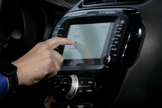 <p>Google Now servisini yoğun olarak kullanan Android Auto Google Haritalar navigasyon sistemine de sesli ve hızlı bir biçimde sürücünün erişebilmesini sağlıyor. Müzik dinlemek isteyen kullanıcılar yine Google Auto’yu kullanarak Google Play Music altında müzik dinleyebilirken, Android Auto’nun ekranında görülen her şey aynen telefon ekranında da görüntülenebiliyor. Google Android Auto için hazırladığı yazılım geliştirme araçsetini yazılımcıları teşvik etmek amacıyla kısa süre içinde yayınlayacak. Spotify, Pandora, Stitcher ve PocketCasts Google’ın ilk Android Auto ortakları arasında yer alıyor.</p>