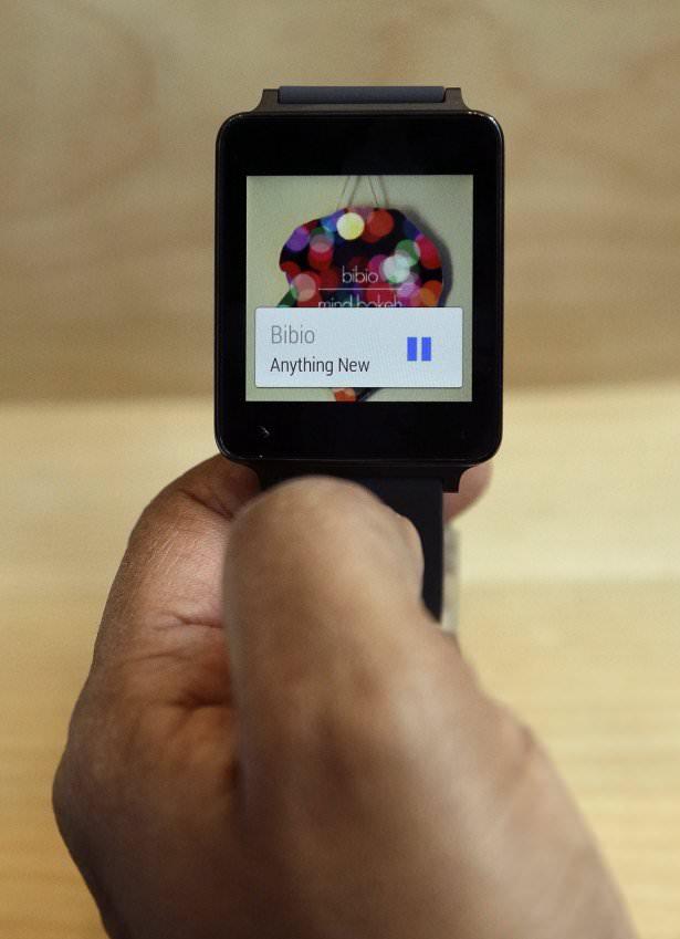<p><strong>VE SIRA AKILLI SAATLER İÇİN GELİŞTİRİLEN ANDROID WEAR’DA</strong><br />
<br />
Google, etkinliğin bir sonraki ayağında bu kez yıl başında dünyaya duyurduğu ve akıllı saatlerde kullanılan Android Wear’ı detaylandırdı. Google, Android Wear ile saatlerini kullanan kullanıcıların telefonlarını ceplerinden daha az çıkarmasını ve hiç değilse basit işlemleri saatlerinden, ama Android Wear gibi gelişmiş bir işletim sistemini kullanan saat ile yapmasını istiyor. </p>