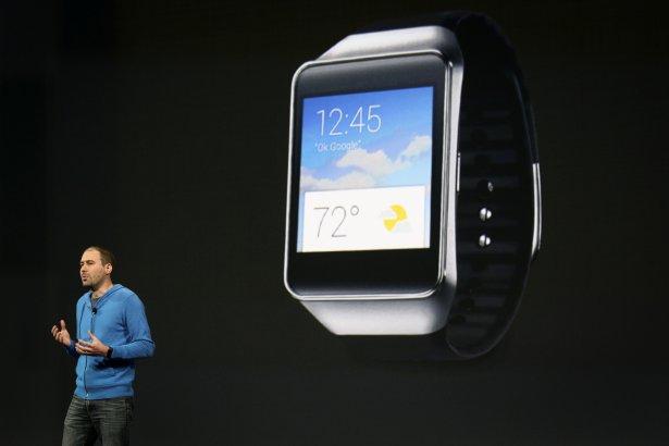 <p><strong>SAMSUNG VE LG’DEN YENİ AKILLI SAAT</strong><br />
<br />
Android Wear’ın detaylandırılmasıyla birlikte Samsung ve LG’nin Android Wear işletim sistemini kullanan yeni akıllı saatleri de gün yüzüne çıktı. Akıllı saat pazarının lideri olan Samsung’un Android Wear’lı saatiyle gelmesi ise oldukça önemli; zira Samsung ilk etapta Galaxy Gear’da Android’in modifiye edilmiş sürümünü kullanmış, Galaxy Gear 2’de ise Android’i terk edip kendi geliştirdiği Tizen işletim sistemini kullanmıştı. Galaxy Gear 2’ye bir hayli benzeyen ve en önemli farklılık olarak Android Wear’ı kullandığı görülen Galaxy Gear Live bugünden itibaren Google Play Store’da satışa sunulmuş durumda. </p>
