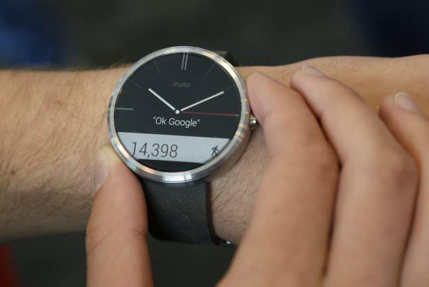 <p>LG’nin halihazırda tanıttığı LG G Watch ve Motorola’nın Moto 360 model akıllı saatleri de yine Android Wear’i kullanıyor ve bu anlamda Samsung ile ortak bir paydada buluşuyorlar.</p>
<p></p>