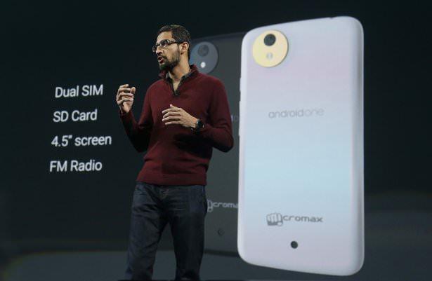 <p><strong>GOOGLE’DAN ‘SUDAN UCUZ’ TELEFON: ANDROID ONE</strong><br />
<br />
Etkinlik öncesi kullanıcılar Google’ın HTC veya LG ortaklığında yeni bir Nexus cihazını tanıtmasını beklerken, internet devi bambaşka bir stratejiyle yeni telefonu Android One’ı duyurdu. 100 doların altında bir fiyatla Afrika ve gelişmekte olan bazı ülkelerde satışa sunulacak olan Android One, 4.5 inç’lik bir ekrana sahip.</p>