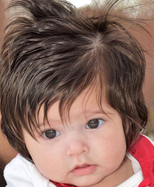 <p>Henüz 4 aylık olan <strong>Holly </strong>adındaki bebeğin saçlarını görenler şaşkınlıklarını gizleyemiyor.</p>

