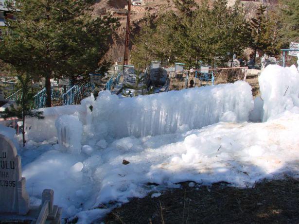 <p>Mezarlıktaki buz kütlesi görenleri şaşırtıyor. </p>
