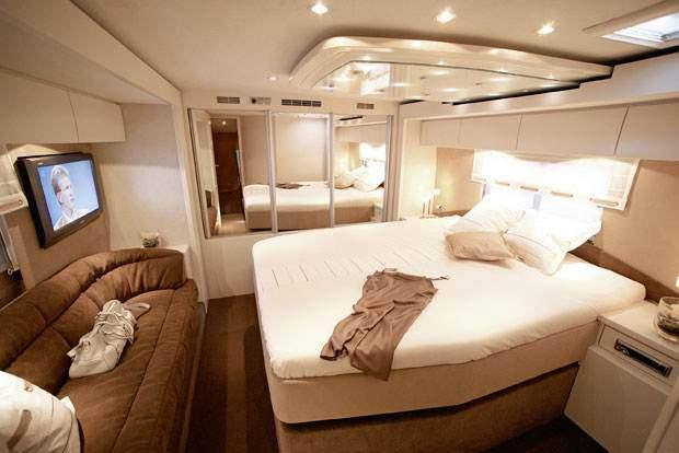 <p>Karavan yaşamıyla özdeşleşmiş dar alanda kısa paslaşmaları unutun. 12 metre uzunluğundaki Vario Perfect'in genişliği 2.5 metre. Aracın yüksekliğiyse 3.5 metre. Aracın salon ve mutfak pencere modülleri zevkinize göre genişletilebiliyor. Yerden ısıtma sistemi ve klima desteğiyle karavanınızla gittiğiniz herhangi bir coğrafyada konforunuzdan taviz vermiyorsunuz.</p>