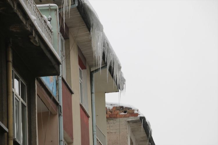 <p>Etkili kar yağışı sonrası Konya'da kent merkezindeki evlerin çatılarında oluşan buz sarkıtları, yürüyen yayalar için hayati tehlike oluşturması üzerine İtfaiye çalışanları tarafından temizlendi. </p>