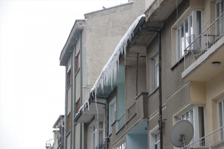 <p>Çalışmalar esnasında polis ekipleri araç trafiğini geçici olarak durdurdu.</p>
<p> </p>
