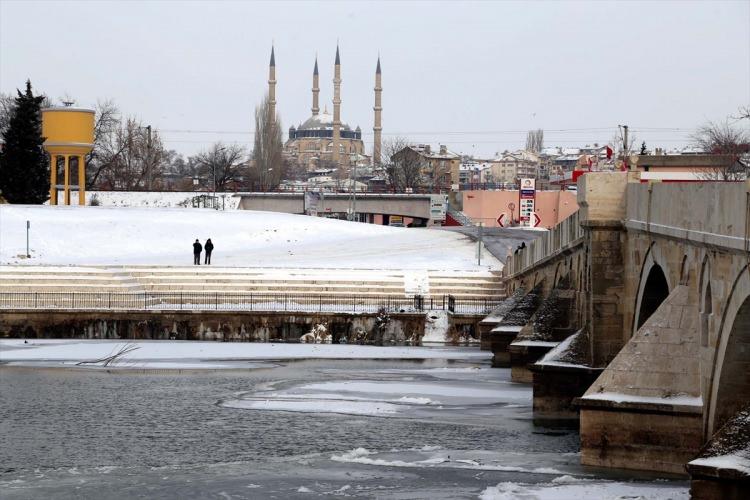 <p>Edirne'den geçen Tunca Nehri'nin bazı kesimleri buz tuttu.</p>

<p> </p>

