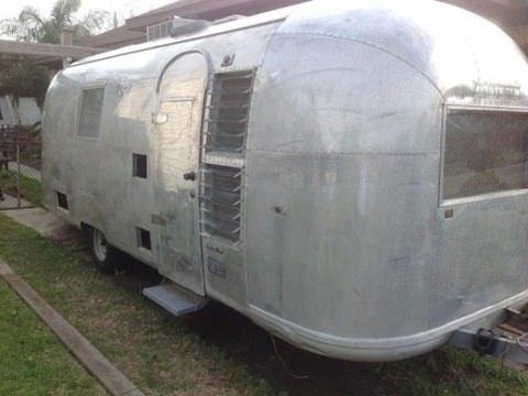 <p>Arkadaşlarının da yardımıyla d&uuml;kkanı tamamlayan berber,</p>

<p>&nbsp;</p>
