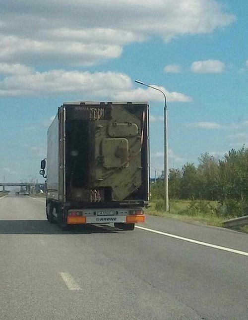 <p>Yolda karşılarında bir kamyonun kasasında tank olduğunu gören insanlar bu görüntü karşısında şaşırıp kaldı. </p>