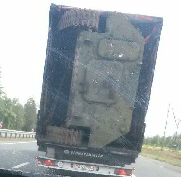 <p>Ağırlığıyla kamyonun dengesini bozan tank durumun farkında olmasa da, kamyonun şoförü halinden memnun gibi. Çünkü yoluna devam ediyor...</p>