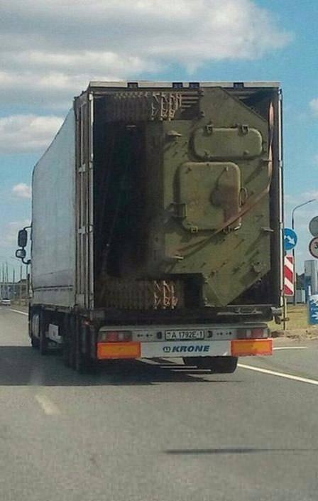 <p>Tankın buraya nasıl taşındığı, nereye götürüldüğü ise merak konusu...</p>