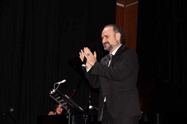 <p>Hakan Aysev</p>
