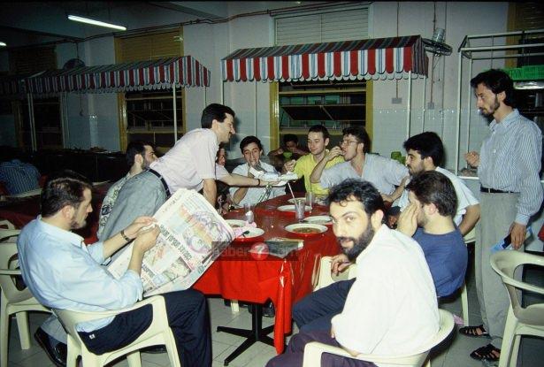 <p>Sadece Türk öğrenciler değil, tüm öğrenciler tarafından sevilen bir isim Ahmet Hoca. Zira her zaman üniversite yemekhanesinin ‘Osmanlı Köşesi’nde öğrencilerle birliktedir ve onların problemleriyle yakından ilgilenirdi.</p>
