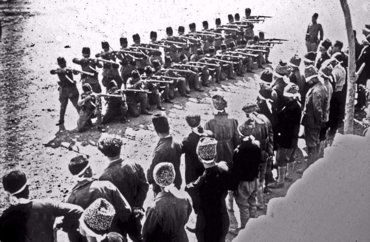 <p>Muhsin Ertuğrul tarafından 1923 yılında Halide Edip Adıvar'ın aynı adlı romanından beyaz perdeye aktarılan Ateşten Gömlek filminden bir sahne.</p>
