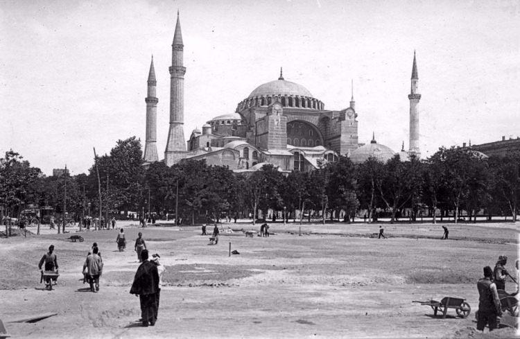 <p>Sultanahmet Parkı'nda yapım çalışmaları devam ediyor. Ayasofya Müzesi arkada. / 1920</p>