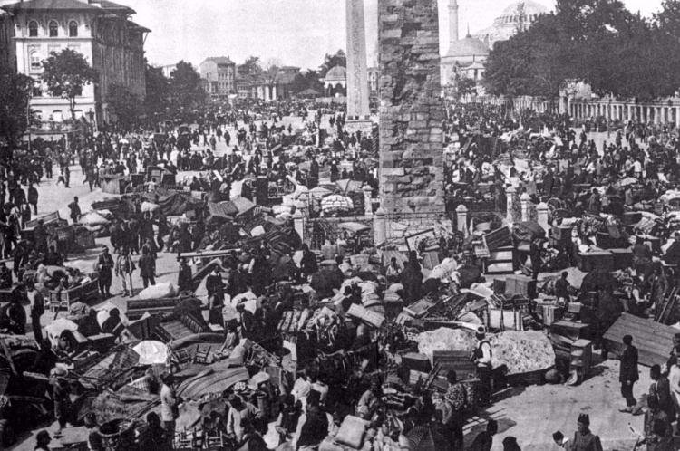 <p>İshakpaşa Yangını sonrası Sultanahmet At Meydanı. / 1912</p>