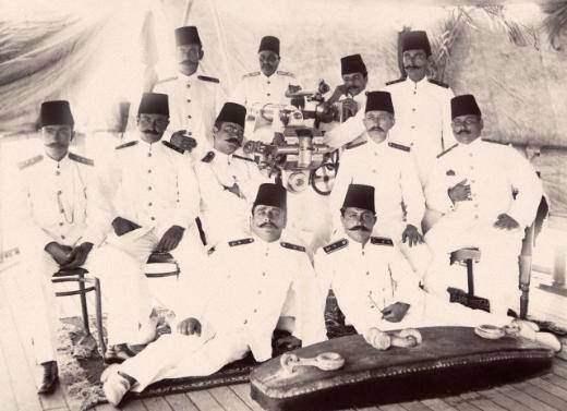 <p>Osmanlı İmparatorluğu'ndaki çok etnik unsuru bir arada barındıran sosyal hayat batılı fotoğrafçılar için bulunmaz bir fırsat ortaya çıkardı.</p>
<p>Türk denizciler Bağdat'ta poz verirken. (20. yüzyılın başı)</p>