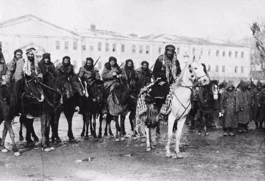 <p>1915 yılında silahlı Kürtler.</p>

