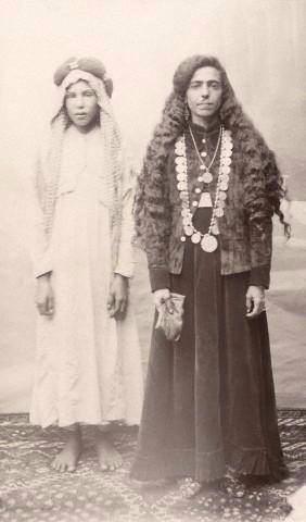 <p>Arap kadın ve hizmetçisi.</p>
