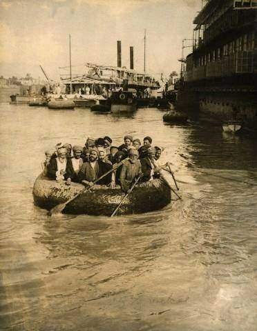 <p>Bağdat'ta nehirde seyahat edenler.</p>
