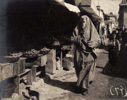 <p>Pazar alışverişine çıkmış bir kadın.</p>