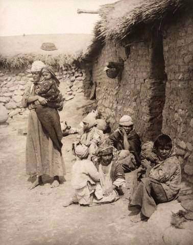 <p>Köylü bir aile.</p>
