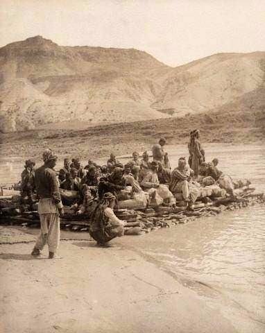<p>Diyarbakır'dan Musul'a Fırat Nehri üzerinden giden insanlar.</p>