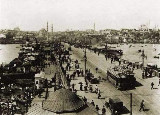 <p>Fırat Vadisi'ne bakan çocuklar.</p>
