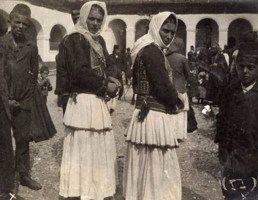 <p>Hıristiyan Köylüler halka açık bir mahkemeyi izliyor.</p>