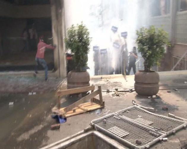 <p>Kendinden geçen genci, kaldırımdan yine arkadaşları sürükleyerek uzaklaştırıyor.</p>