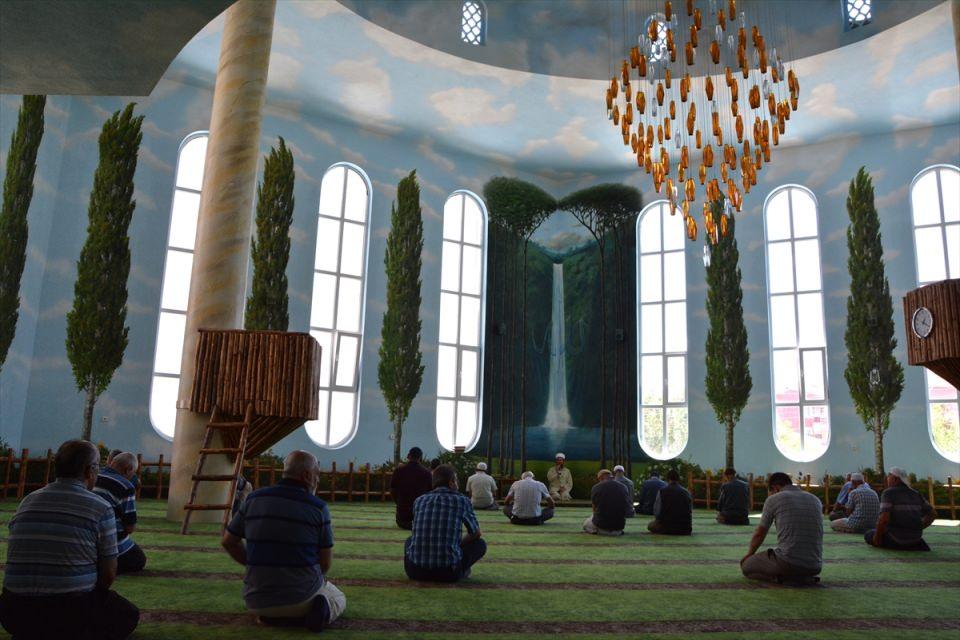<p><strong>"Sanki cennet bahçesinde namaz kıldık"</strong></p>
<p>Mehmet Mermer Hamidiye Camisi imamı Sefa Ekinci, AA muhabirine yaptığı açıklamada, 1910'lu yıllarda 115 metrekare bir mescit şeklinde yapılan caminin ihtiyaca cevap vermemesi üzerine 2015-2017 yıllarında yenilendiğini, iç mekanı genişletilerek yeniden ibadete açıldığını söyledi.</p>