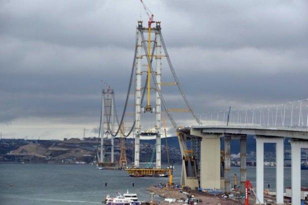 <p>Şehrin büyük bir kesimi, projenin İzmir için çok faydalı olacağı kanaatinde. İzmir'in özellikle kuzey-güney trafiğini rahatlatacağı, süreyi çok kısaltacağı yönünde açıklamalar geliyor. Bu cesaret verici bir şey. Biz İzmir'e, İzmirlilere rağmen bir iş yapmayız. Ne zaman bu iş tamam olacak derse, biz o zaman hemen gereğini yaparız" ifadesini kullandı.</p>
<p> </p>