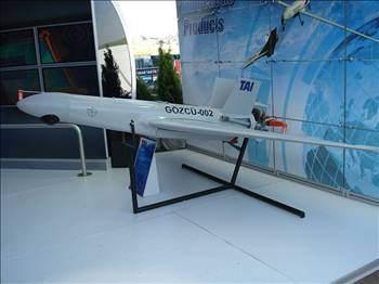 Gözcü, kısa mesafeli keşif ve haberalma etkinlikleri için tam kapasiteli (sığalı) robotik bir sistem olarak düzenlendi. Gözcü, TSK envanterinde 25 bin saatten fazla uçuş gerçekleştirdi. Sistem, zor coğrafi ve meteorolojik koşullar altında görev yapabilecek niteliklere sahiptir.1.2 metre uzunluğundaki Gözcü'nün kanat açıklığı 1.9 metre, ağırlığı 4.5 kilogram ve 12 bin feete kadar havalanabiliyor.