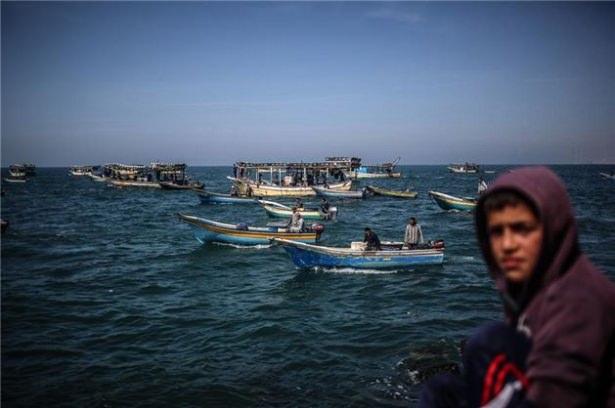 <p>Ayaş, bu durumun, İsrail'in 2007 yılından bu yana uyguladığı deniz ablukası nedeniyle büyük zarara uğrayan balıkçıların ekonomik durumlarına olumlu yansıyacağını belirtti.</p>
