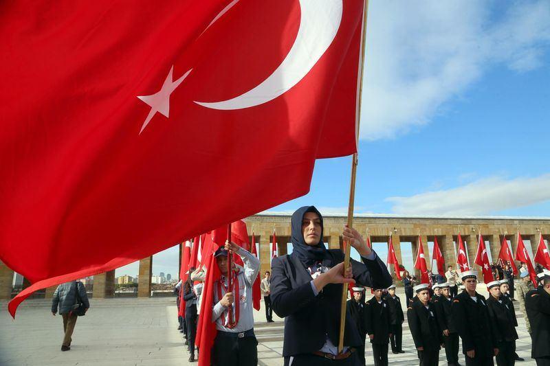 <p>10 Kasım sebebiyle Anıtkabir'deki düzenlenen tören geçişinde başörtülü bir öğrencinin en ön sıralarda bayrak taşıyanlar arasında olması dikkkat çekti.</p>
