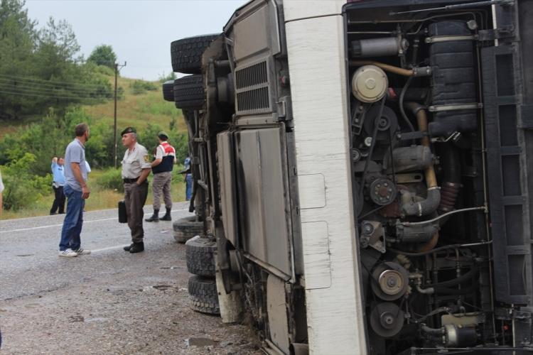 <p>Alınan bilgiye g&ouml;re, Antalya'dan Kastamonu'ya giden ve s&uuml;r&uuml;c&uuml;s&uuml;n&uuml;n kimliği &ouml;ğrenilemeyen 35 HC 1156 plakalı yolcu otob&uuml;s&uuml;, il&ccedil;eye bağlı Karasu mevkisinde kontrolden &ccedil;ıkarak devrildi.</p>

<p>&nbsp;</p>
