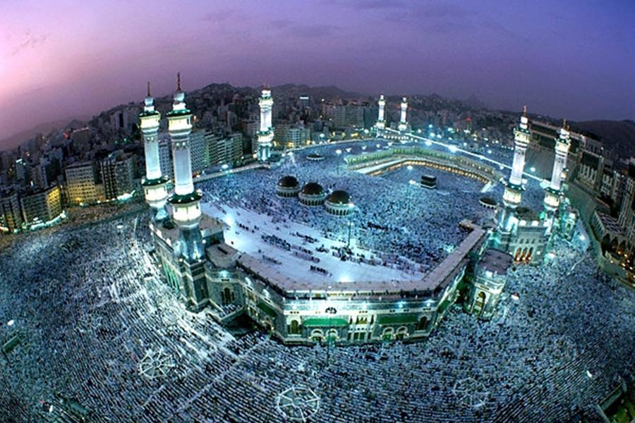<p>Yeryüzünde yapılan ilk mabet bina Kabe'dir.</p>