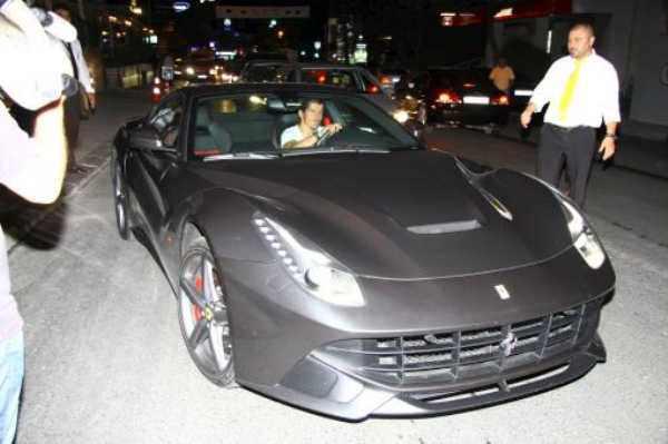 <p>Emre Belözoğlu Ferrari F12 Berlinetta kullanıyor.</p>

<p> </p>
