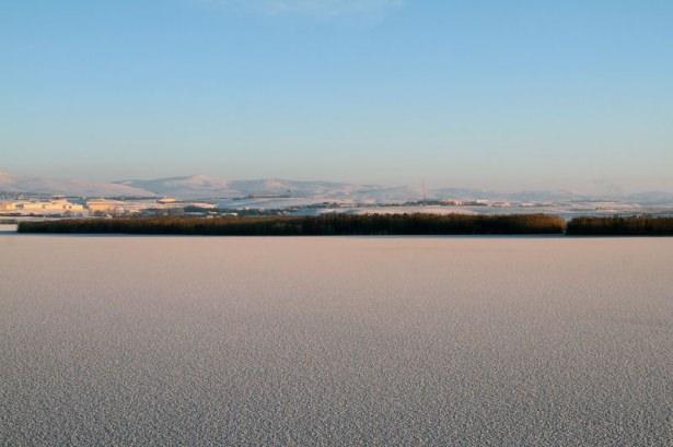 <p>Karabatak başta olmak &uuml;zere bir&ccedil;ok g&ouml;l kuşu yaşamak i&ccedil;in buz tutmayan k&uuml;&ccedil;&uuml;k alanlarda beslenmeye &ccedil;alışırken, Mogan G&ouml;l&uuml; kıyısındaki tekne, kayık ve su bisikletleri buzun i&ccedil;inde kaldı.&nbsp;</p>
