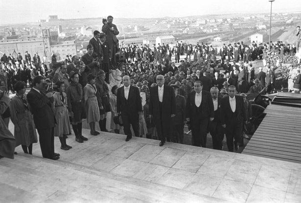 <p>Atatürk'ün naaşının Anıtkabir'e nakil törenine katılan Cumhurbaşkanı Celal Bayar (ortada), Başbakan Adnan Menderes (sağda), Bayındırlık Bakanı Kemal Zeytinoğlu (sağ arkada), Adalet Bakanı Osman Şevki Çiçekdağ (arka sağ 2) Ankara Valisi Kemal Aygün (solda) Etnografya Müzesi'nde görülüyor.</p>
