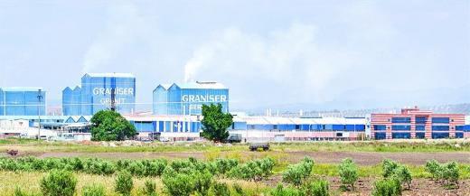<p><strong>GRANİSER'E 75 MİLYON DOLAR</strong><br /><br />Kazancı Ailesi'nin sahip olduğu granit sektörünün en büyüklerinden Graniser'in yüzde 75 hissesi 75 milyon dolar karşılığında İngiliz yatırım fonu Bancroft Private Equity LLP'ye satıldı.</p>