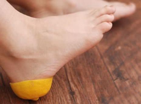 <p>Ayaklarınızı limonla 10 dakika ovun!</p>

