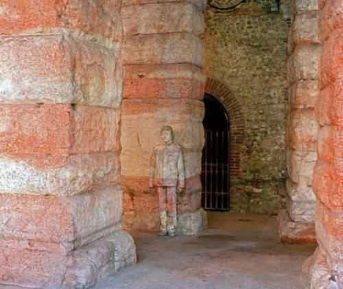 <p>Bulunduğu mekanların şeklini, rengini alarak kamufle olan sanat&ccedil;ıyı g&ouml;rmek neredeyse imkansız gibi.</p>

