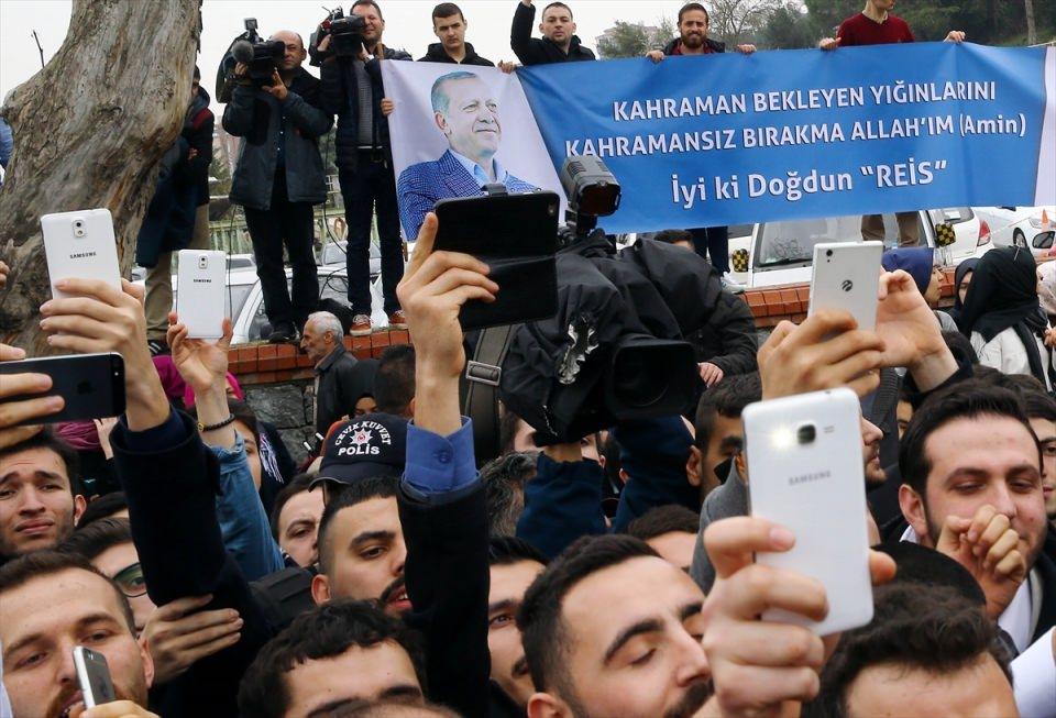 <p>Kalabalığa seslenen Erdoğan, gösterilen ilgi ve alakadan dolayı teşekkür ederek, şunları söyledi:</p>
<p> </p>