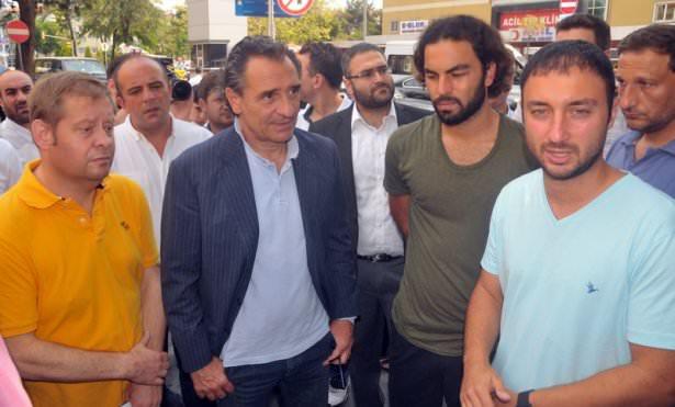 <p>Galatasaray'ın sabah saatlerinde yapacağı antrenmanı takip etmek için gittiği Florya Metin Oktay Tesisleri'nde, otomatik demir kapıya sıkışarak ağır yaralanan Sabah Gazetesi foto muhabiri Erkan Koyuncu hayatını kaybetti. </p>

<p> </p>
