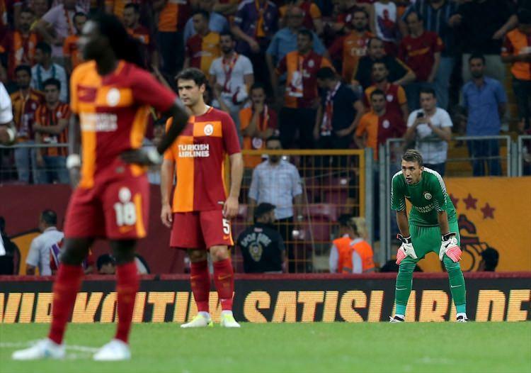 <p>Gomis soyunma odasında hırsından ağlarken, Muslera sinirden oturduğu koltuğu yumrukluyordu. Whatsapp konuşmaları ise şu şekilde oldu...</p>
